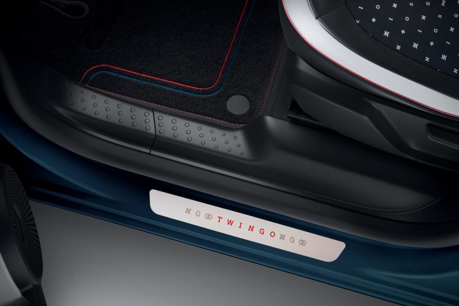 Детали интерьера Renault Twingo Signature 2020 года  (фото 10 из 13)
